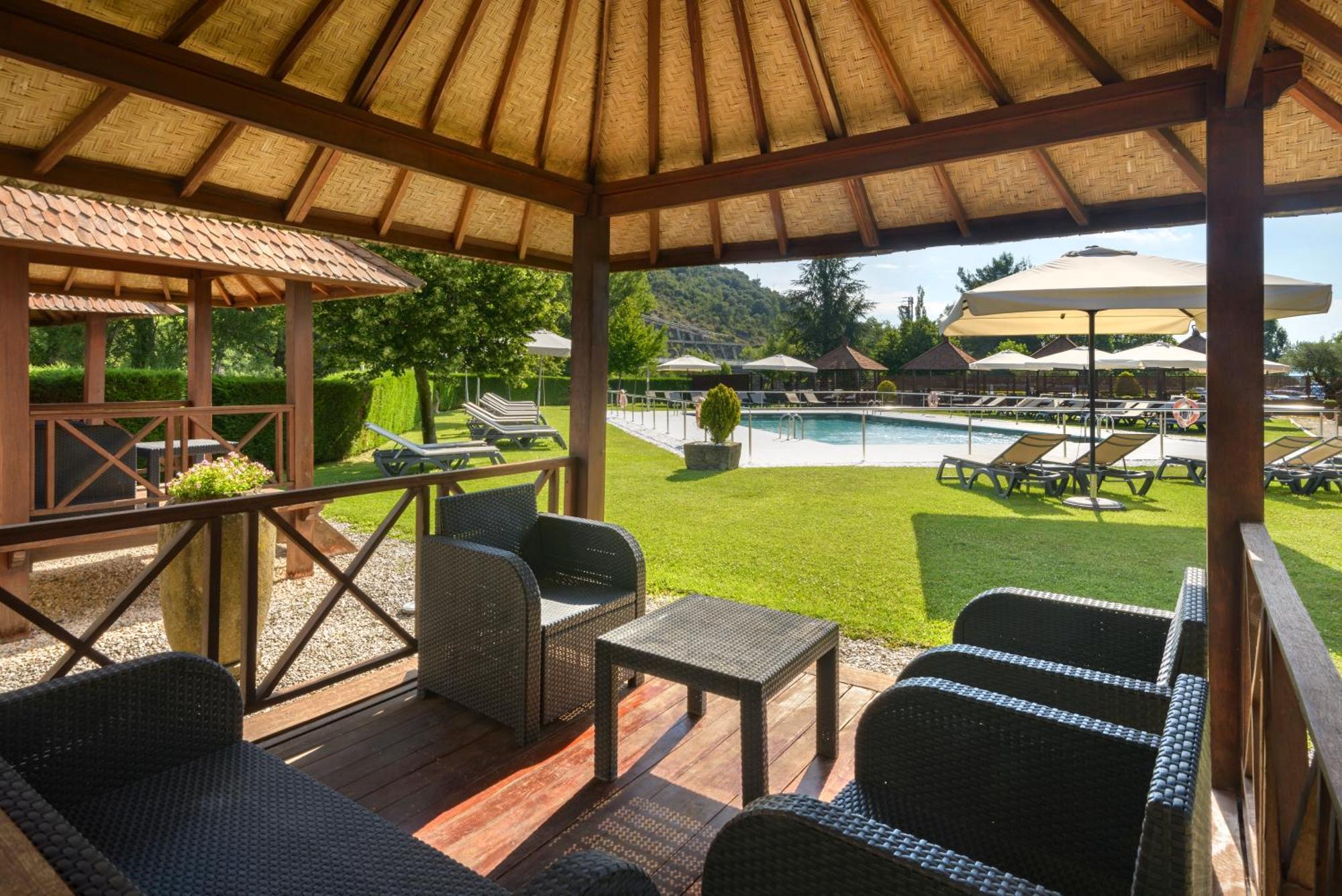 Hotel & Spa Monasterio De ボルタニャ エクステリア 写真 The swimming pool at the hotel